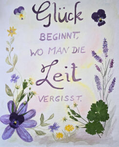 getrocknete Blumen und Blätter auf dem Bild ergänzt