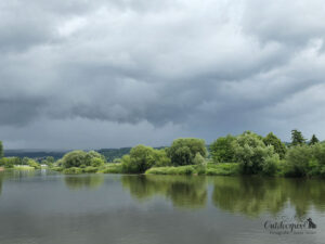 Dicke Wolken über der Weser